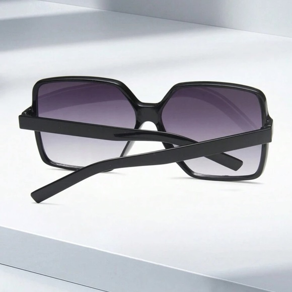 New black sunglasses - Picture 3 of 4